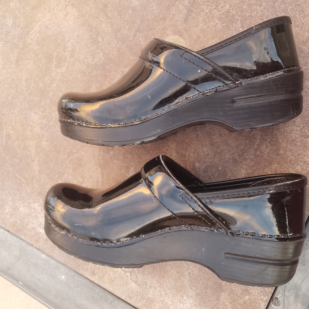 Dansko Size 37 - Black Patent Clogs